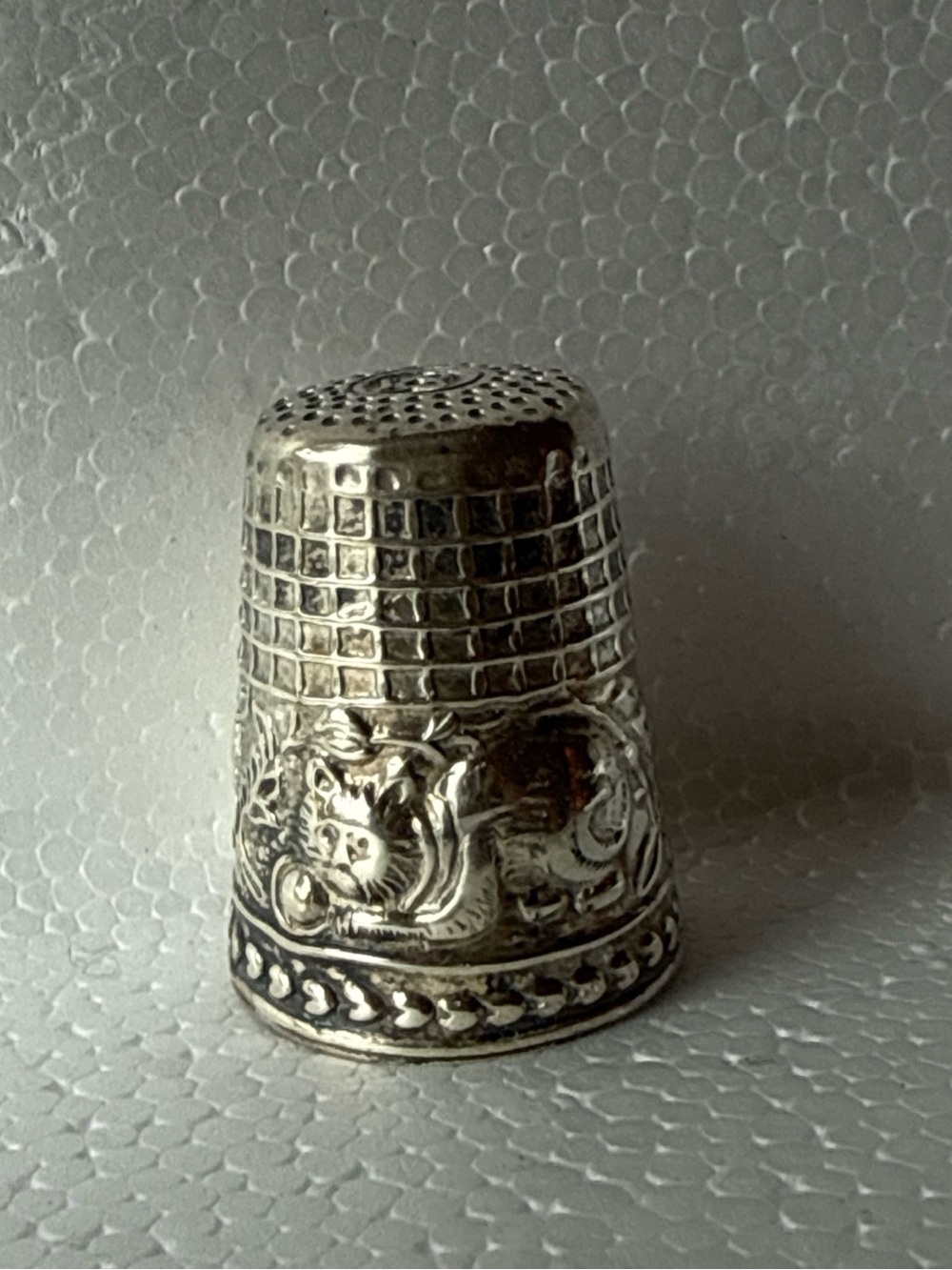Simons Bros (or Like) Victorian playful cat sterling Silver Thimble vintage rare